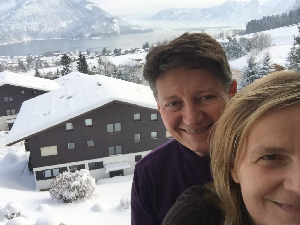 Anja und Bodo auf dem Balkon der Ferienwohnung am Wolfgangsee