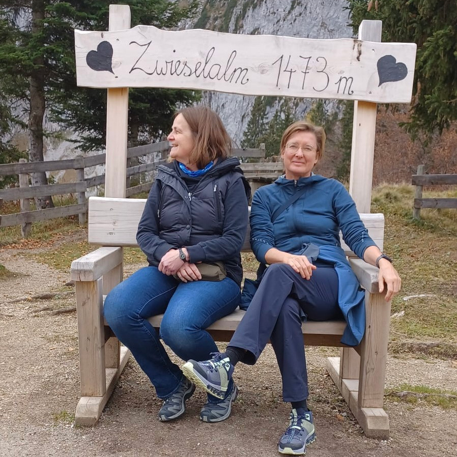 Die Autorinnen bei der Rast auf einer Wanderung
